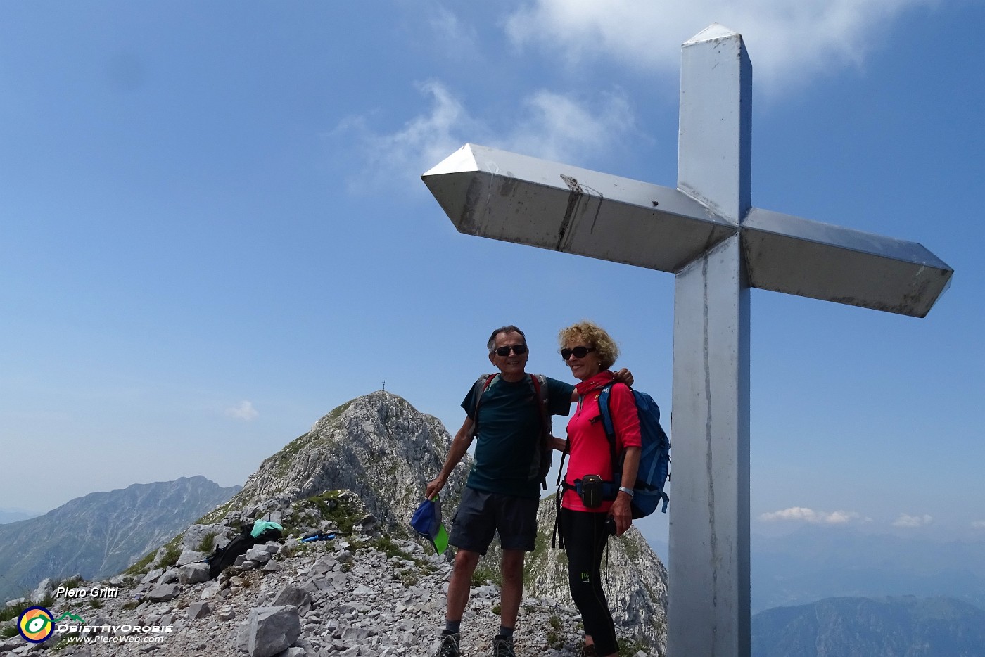 53 Alla croce anticima est di Corna Piana (2226 m) con vista sulla cima .JPG